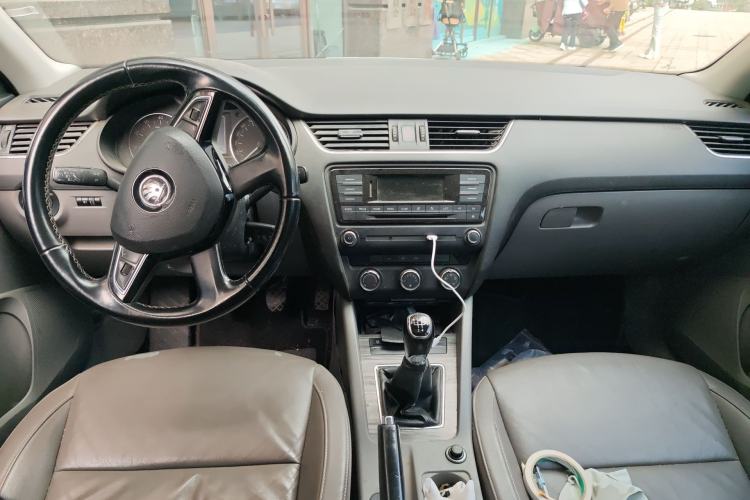 Used Skoda Octavia 2015 1.6L Manual Yijun Edition Center Console