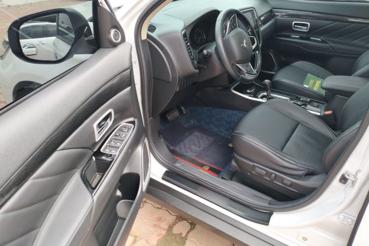 Used Mitsubishi Outlander 2020 2.0L Two-Wheel Drive Enjoyment Version 5 Seats Driver Seat