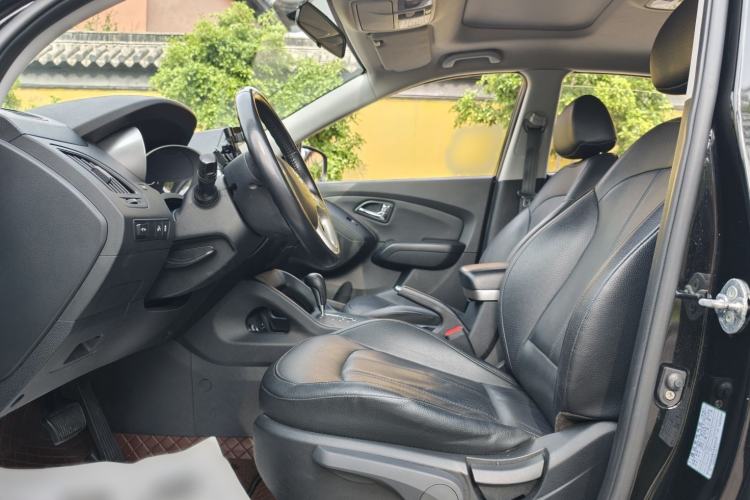Used Hyundai ix35 2015 2.0L Automatic 2WD Smart Type China IV Interior 1