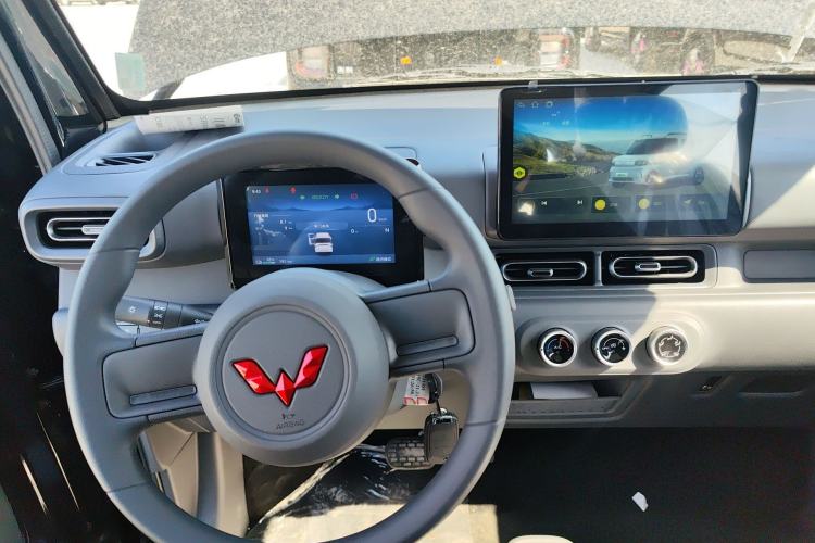 Used Wuling Zhiguang New Energy 2025 Model 305km Ambitious Edition Center Console