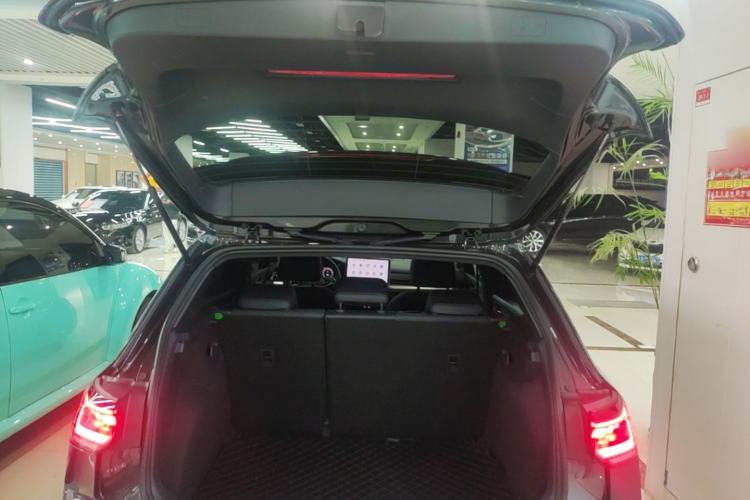 Used Volkswagen Golf 2025 Facelifted II 300TSI R-Line Trunk