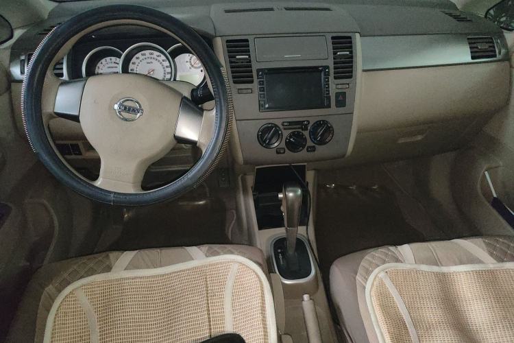 Used Nissan Tiida Sedan 2008 1.6L Automatic Fashion Edition Center Console