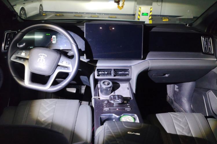 Used BYD Song L DM-i 2025 Intelligent Driving Version 160 km Beyond-Range Type Center Console