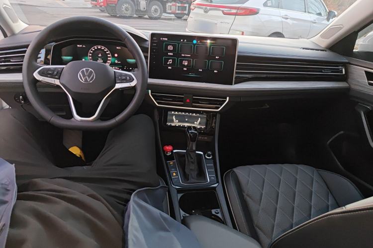 Used Volkswagen Sagitar 2025 300TSI DSG Excellence Edition Center Console