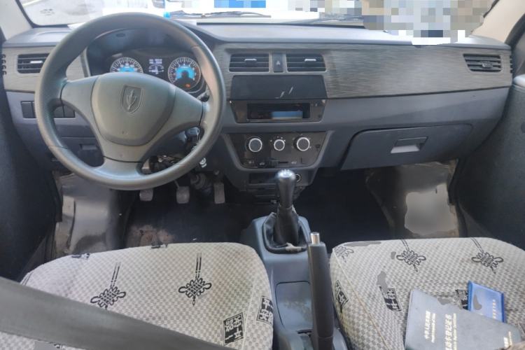 Used Jinbei Hiace X30 2023 1.5L Super-Comfortable Passenger Van 5/6/7-Seater Non-Air-Conditioned Version Model SWC15M Center Console