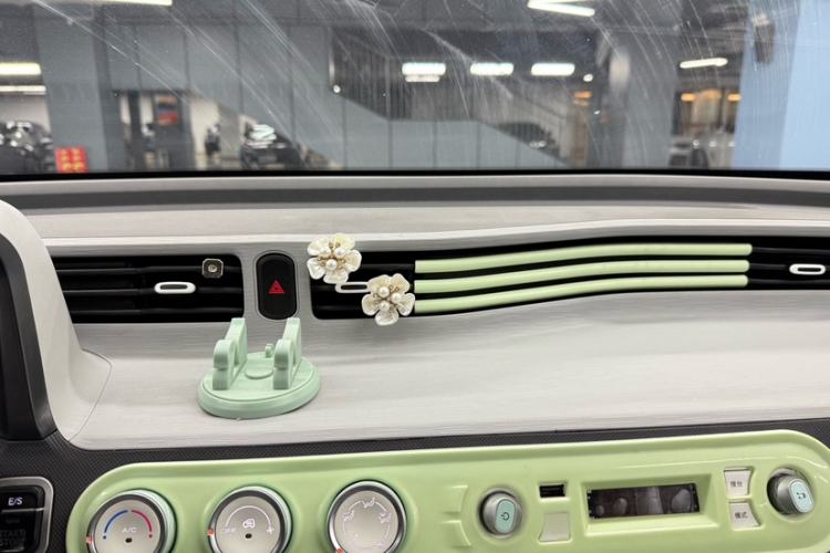 Used Wuling Hongguang MINIEV 2022 Macaron Fashion Model Lithium Iron Phosphate Interior 5