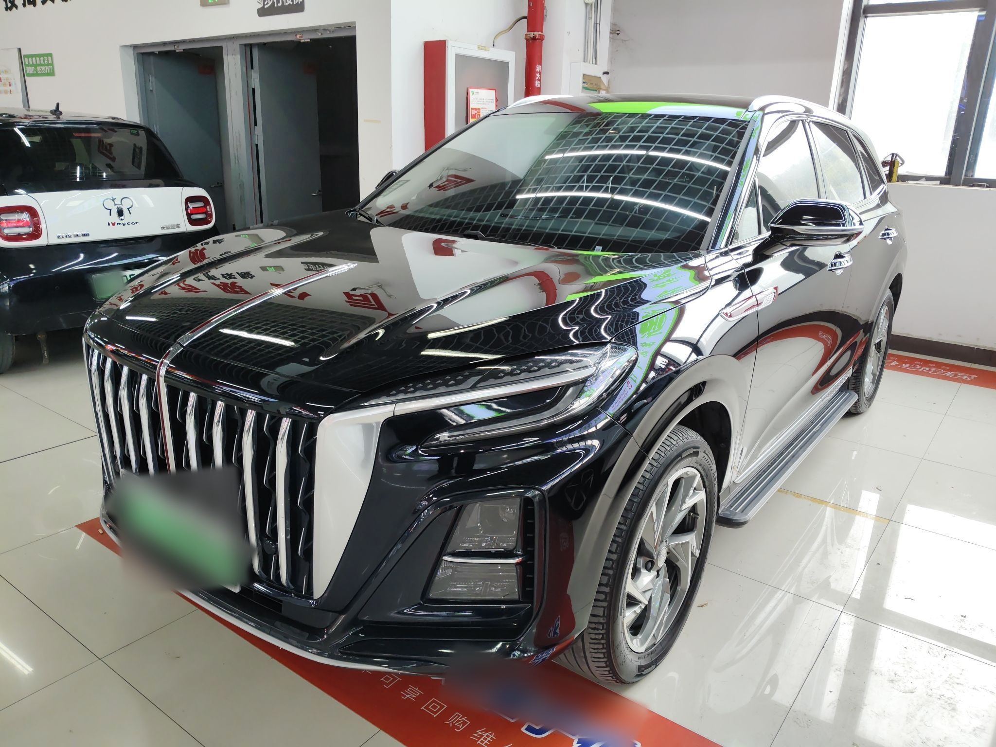 تحت مقدمة السيارة