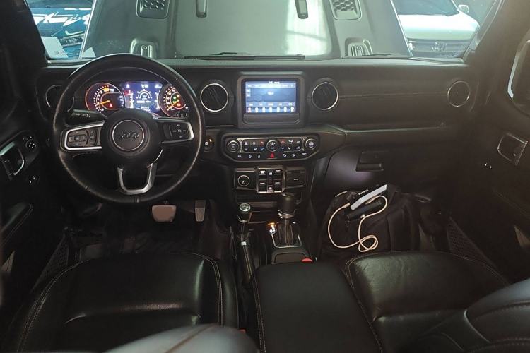 Used Jeep Wrangler 2019 2.0T Sahara Four-Door Brilliant Top Version China VI Emission Standard