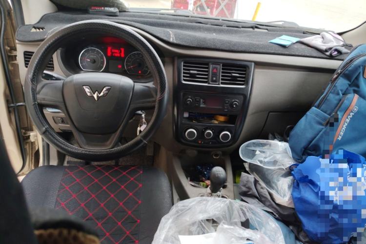 Used Wuling Rongguang V 2018 1.5L Practical Version Center Console