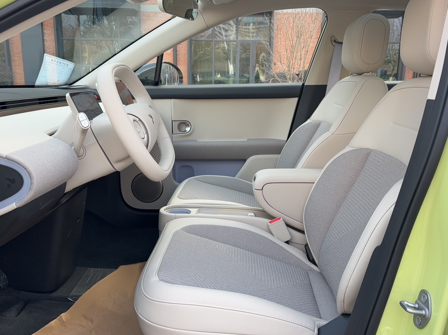 المقاعد الأمامية داخل السيارة