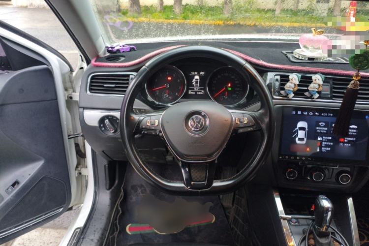 Used Volkswagen Sagitar 2017 180TSI Automatic Luxury Edition Steering Wheel