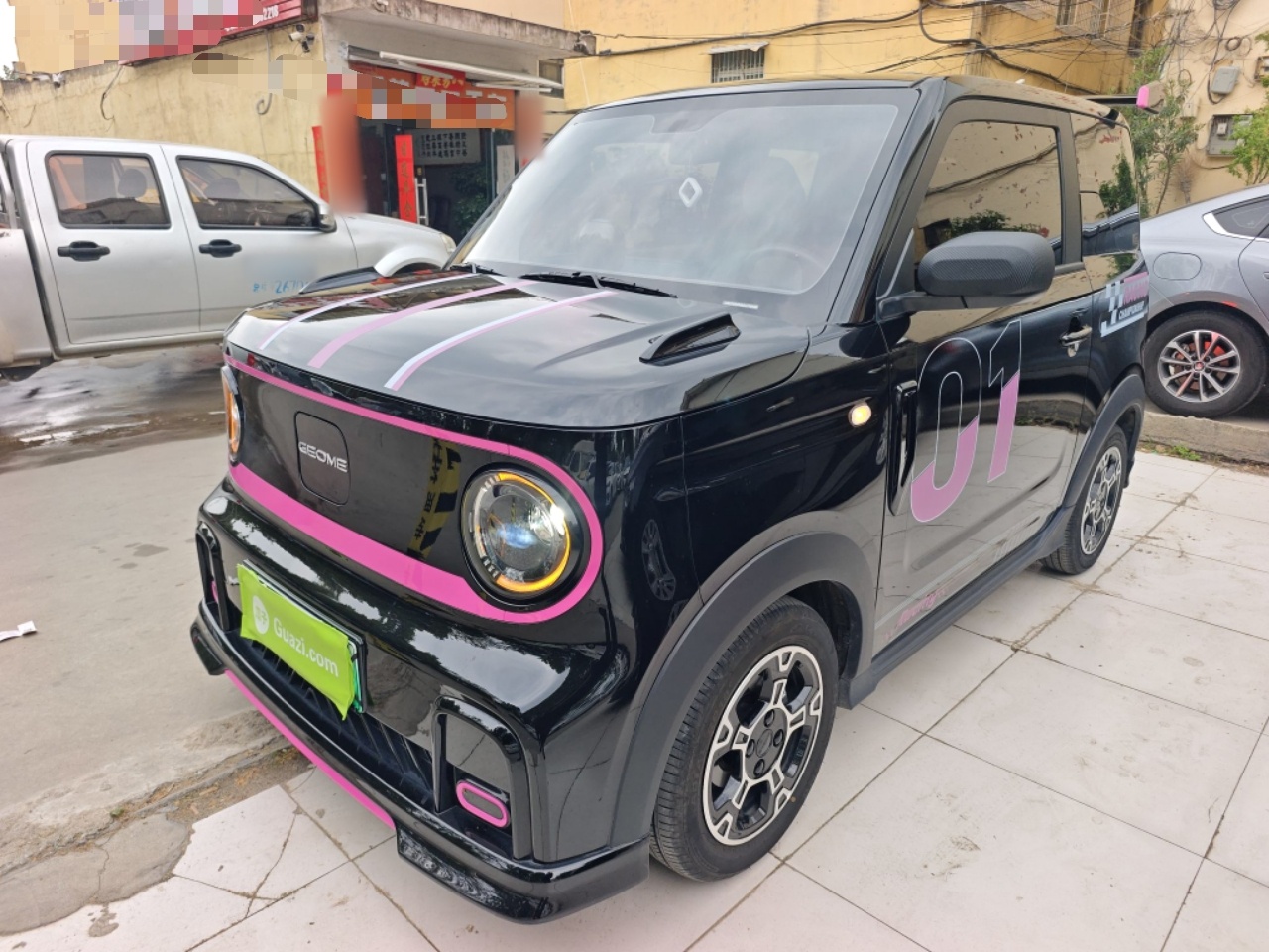 تحت مقدمة السيارة