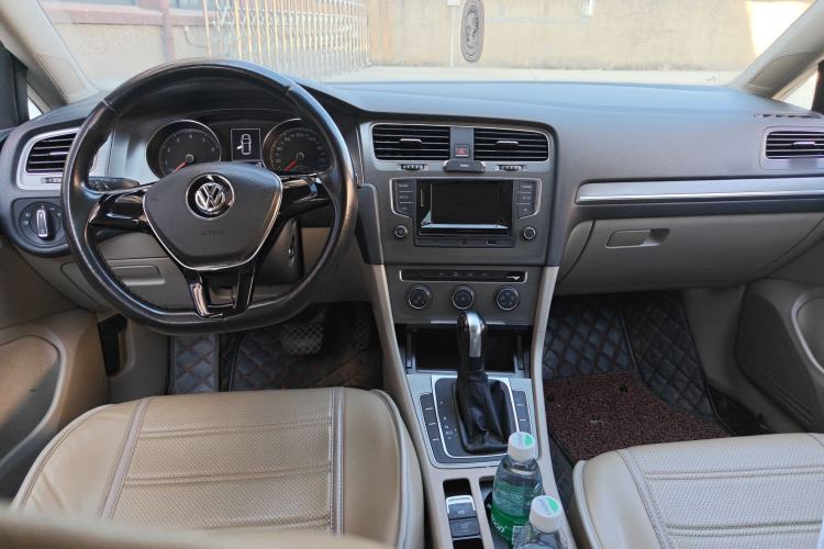 Used Volkswagen Golf 2016 1.6L Automatic Comfort Model Center Console