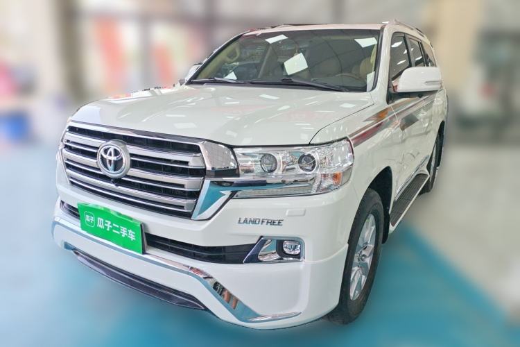 Used Toyota Land Cruiser 2016 Land Cruiser, 4.0-liter engine, eight seats, gasoline, with a sunroof.