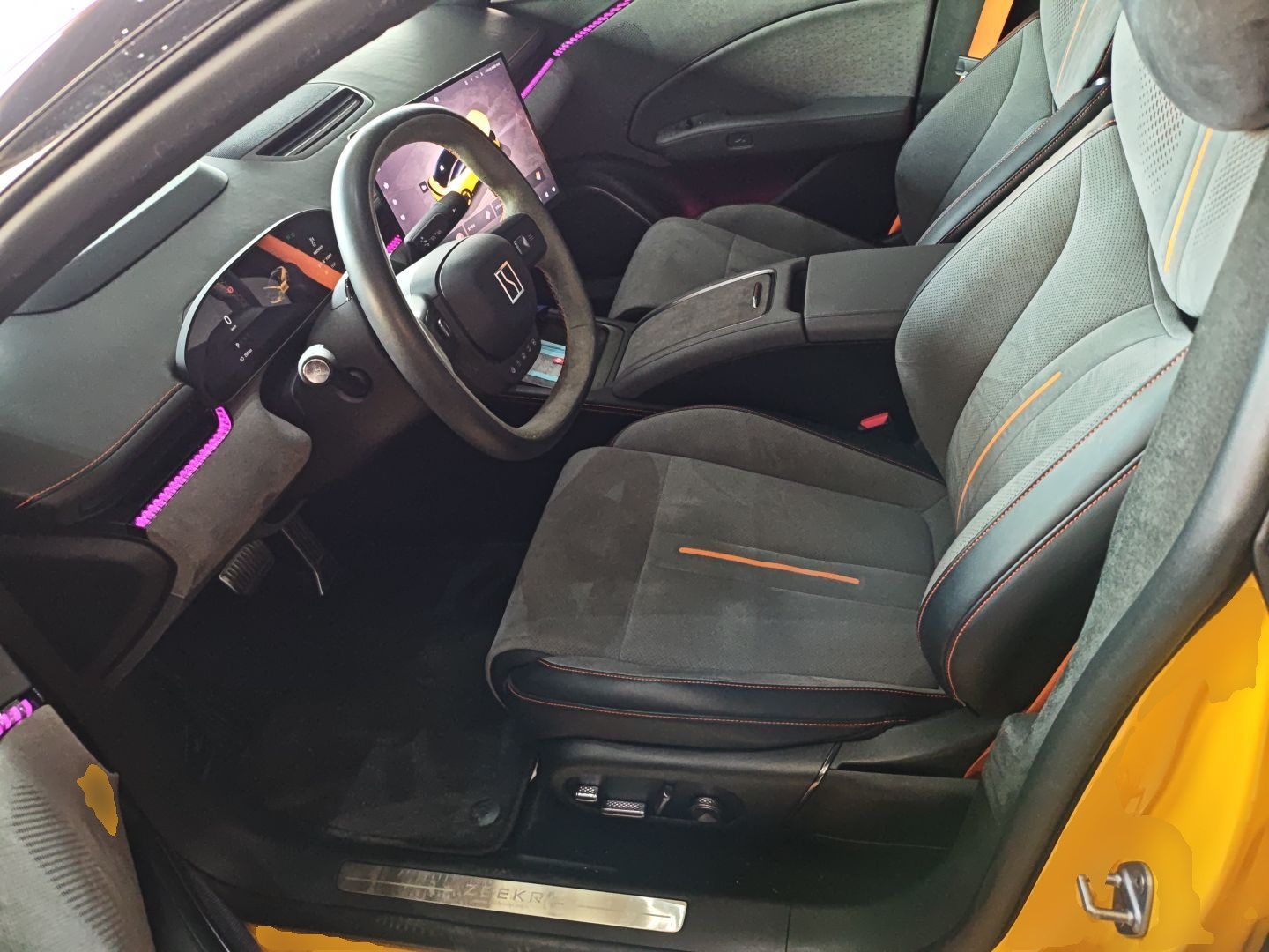 المقاعد الأمامية داخل السيارة