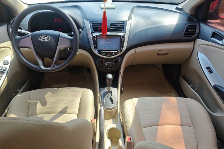 Used Hyundai Verna (older generation) 2014 1.4L Automatic Smart GLS Center Console