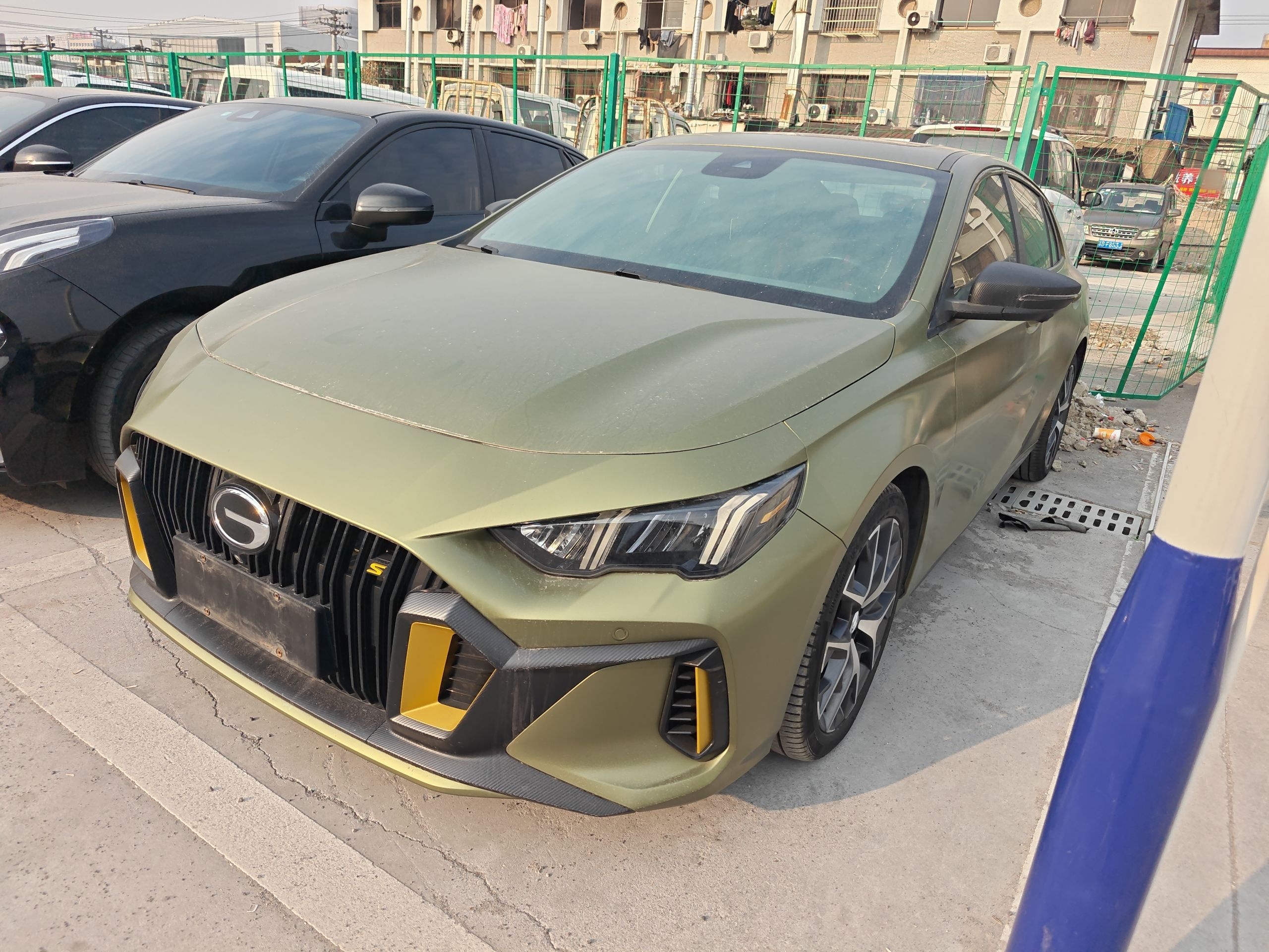 تحت مقدمة السيارة