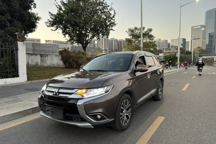 Used Mitsubishi Outlander 2016 2.4L 4x4 Luxury Edition 7-Seater