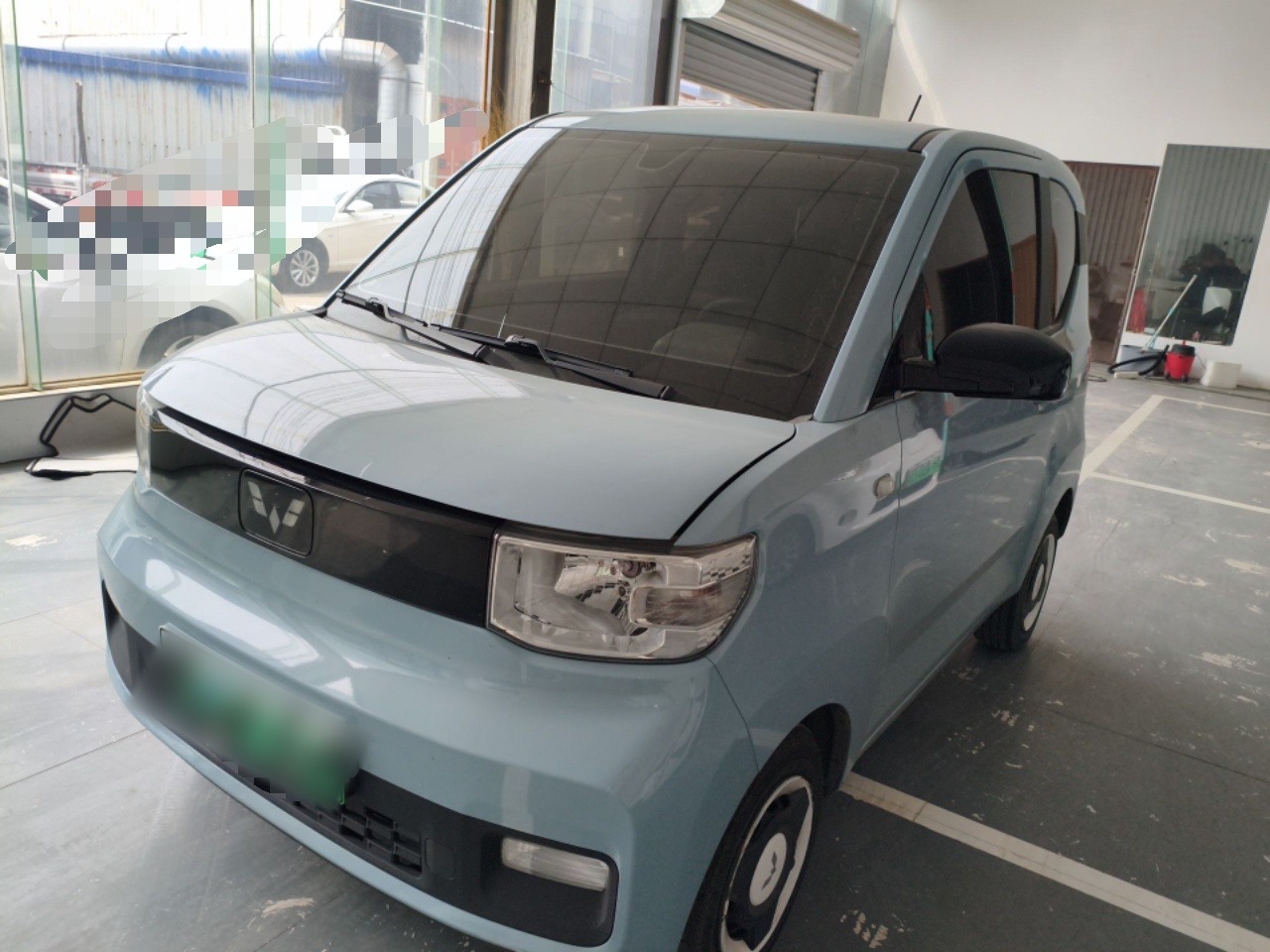 Под передней частью автомобиля