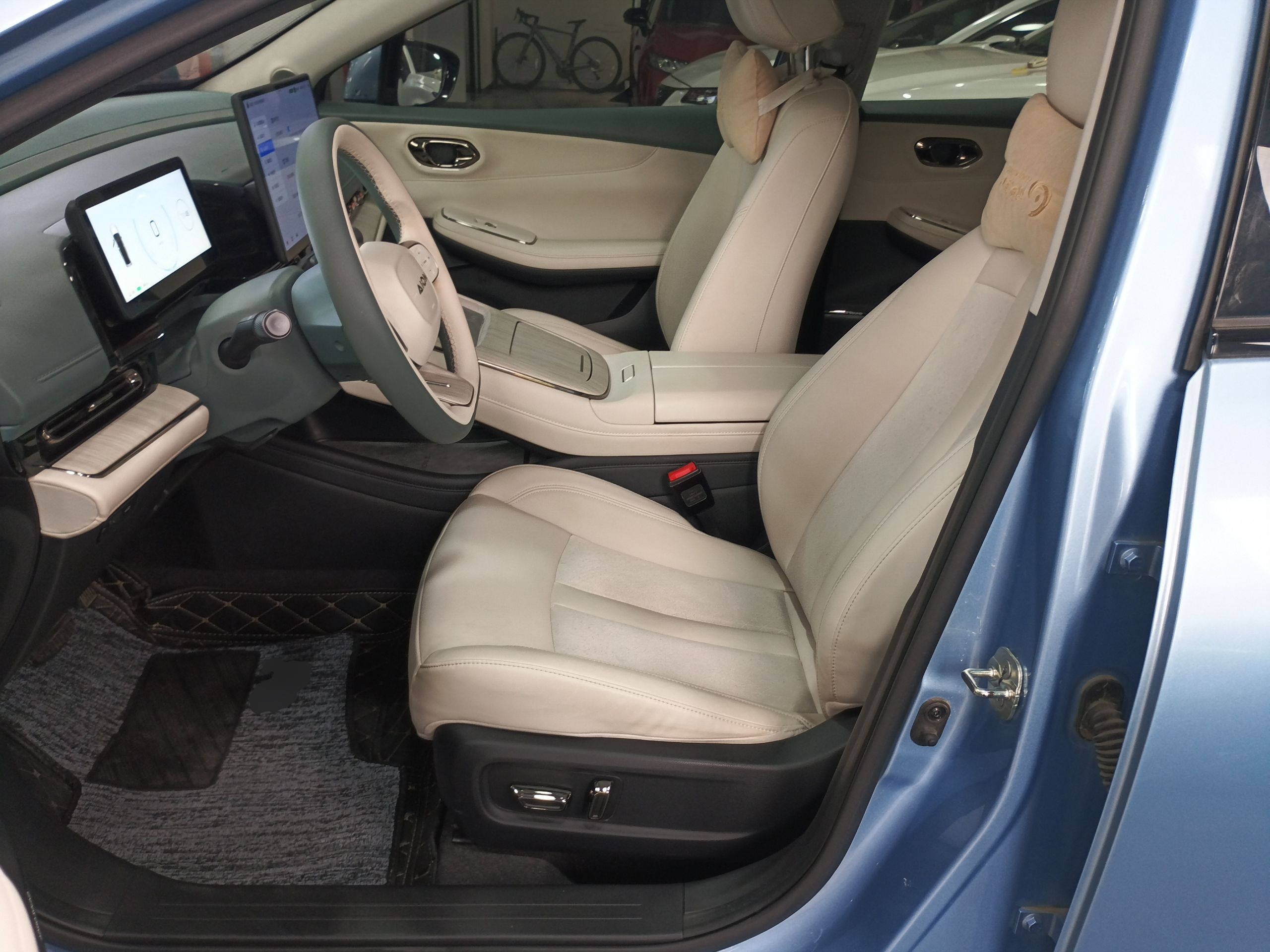 المقاعد الأمامية داخل السيارة