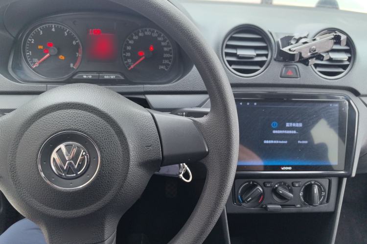 Used Volkswagen Jetta 2015 Value Edition 1.6L Manual Fashionable Style Center Console