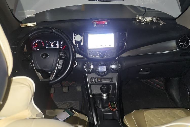 Used BYD Song 2016 GaiShi Edition 1.5TI Manual Elite Model Center Console