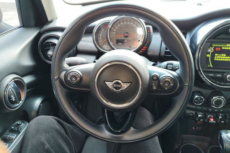 Used MINI 2016 1.5T COOPER Five-Door Edition Steering Wheel