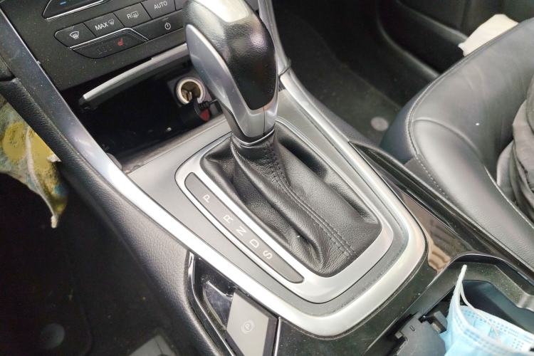 Used Ford Edge 2016 EcoBoost 245 Two-Wheel-Drive Titanium 7-Seater Gear Lever