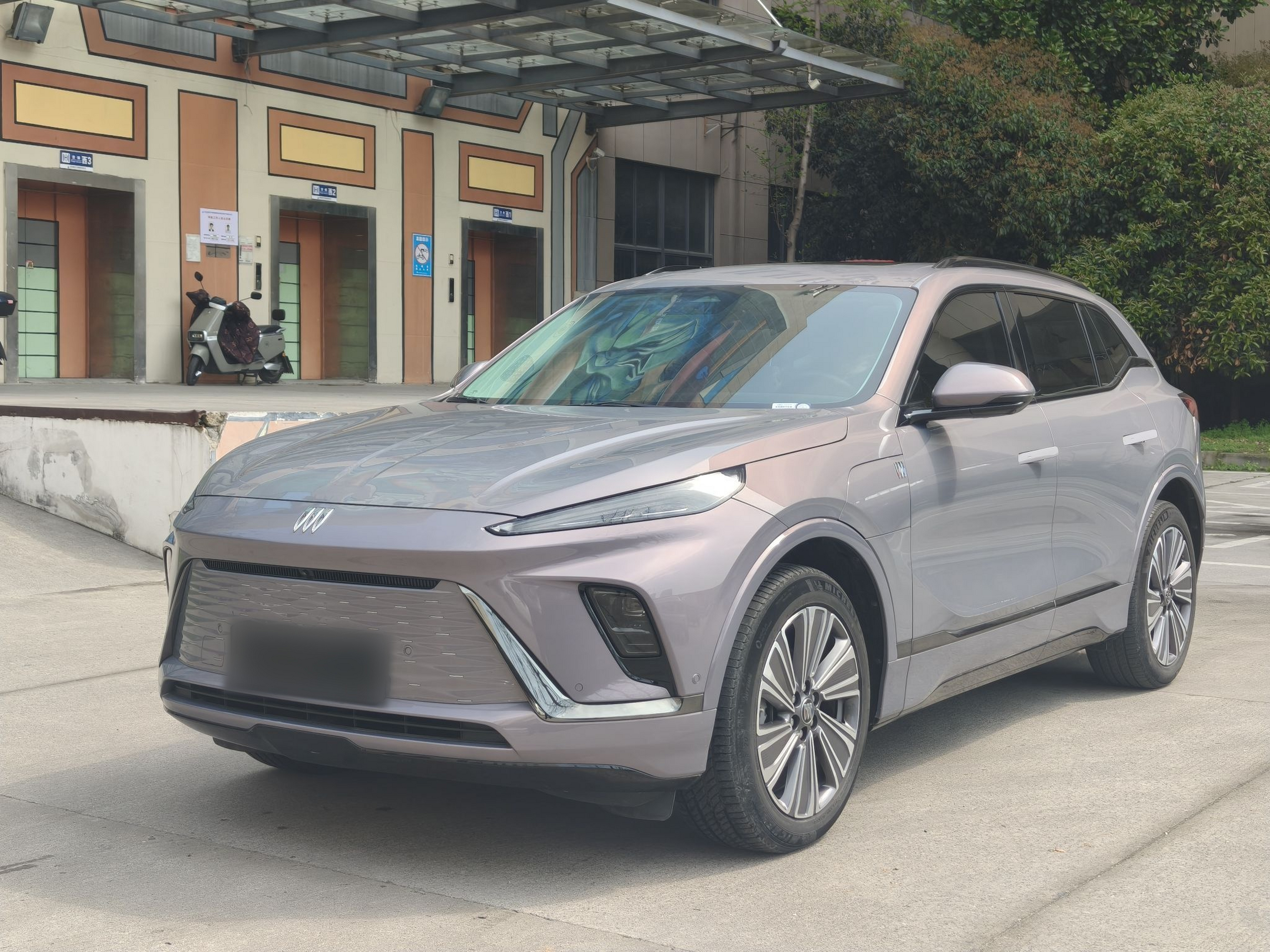 Под передней частью автомобиля