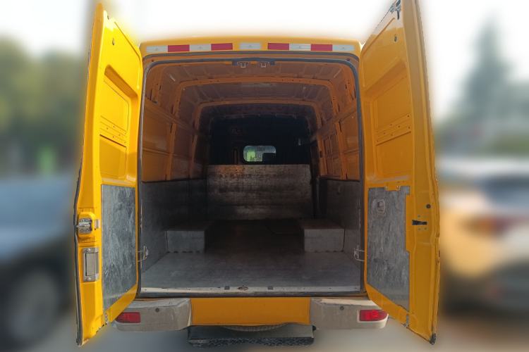 Used Iveco Daily 2021 2.8T V40 VAN厢式 Cargo Van 3-Seater Long Wheelbase Mid-Roof Design Dual Tires Manual Door