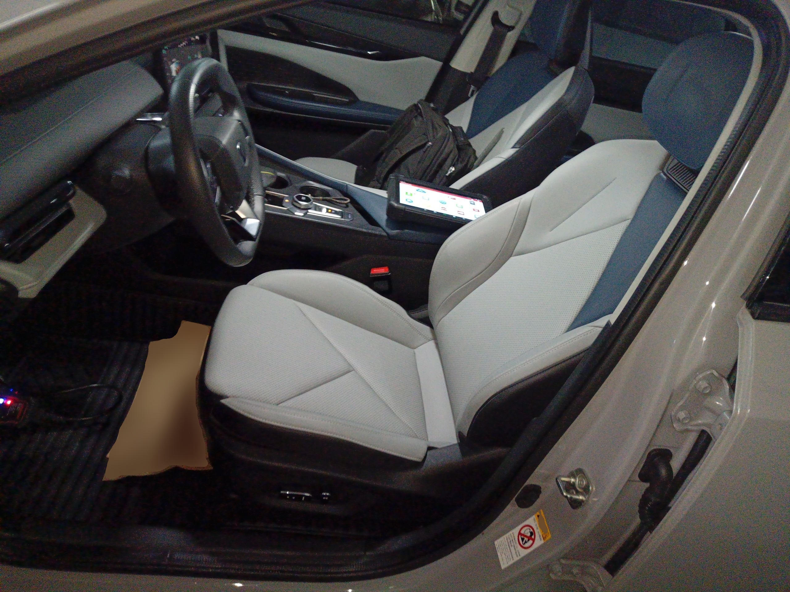 Переднее сиденье в автомобиле