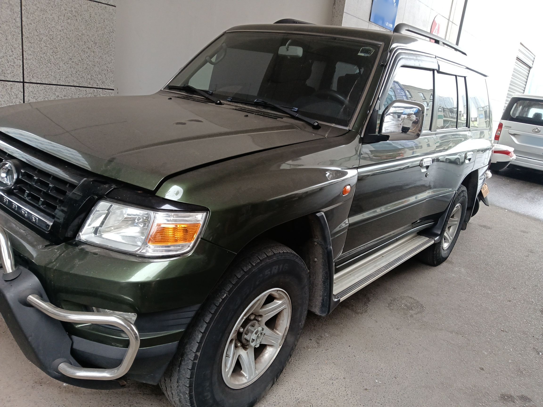 Под передней частью автомобиля