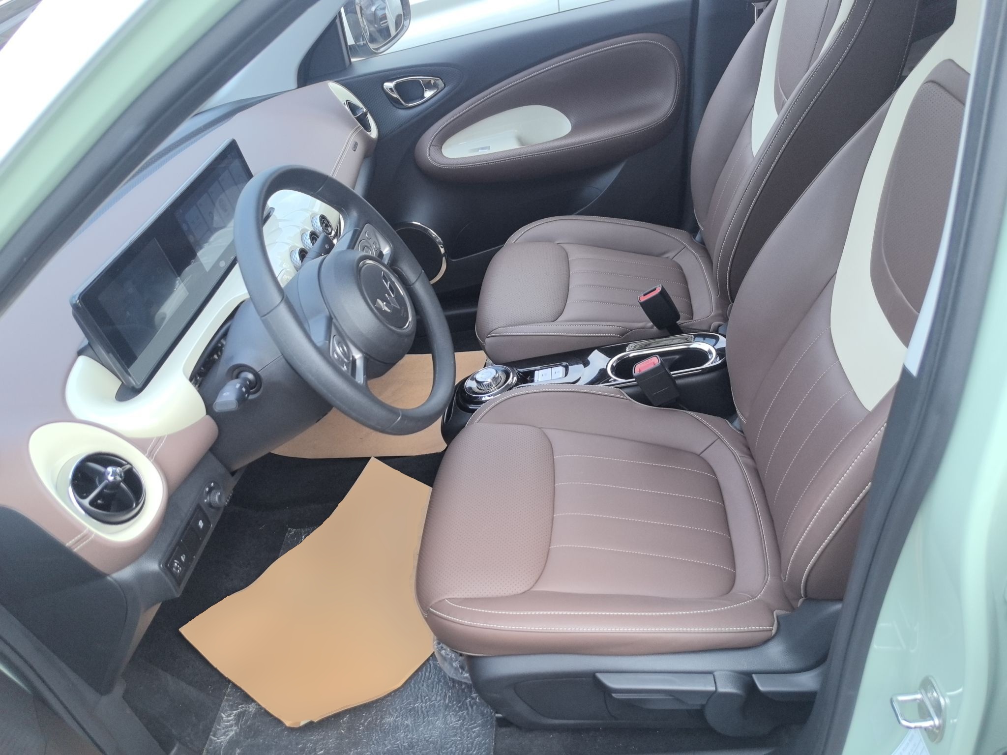 المقاعد الأمامية داخل السيارة