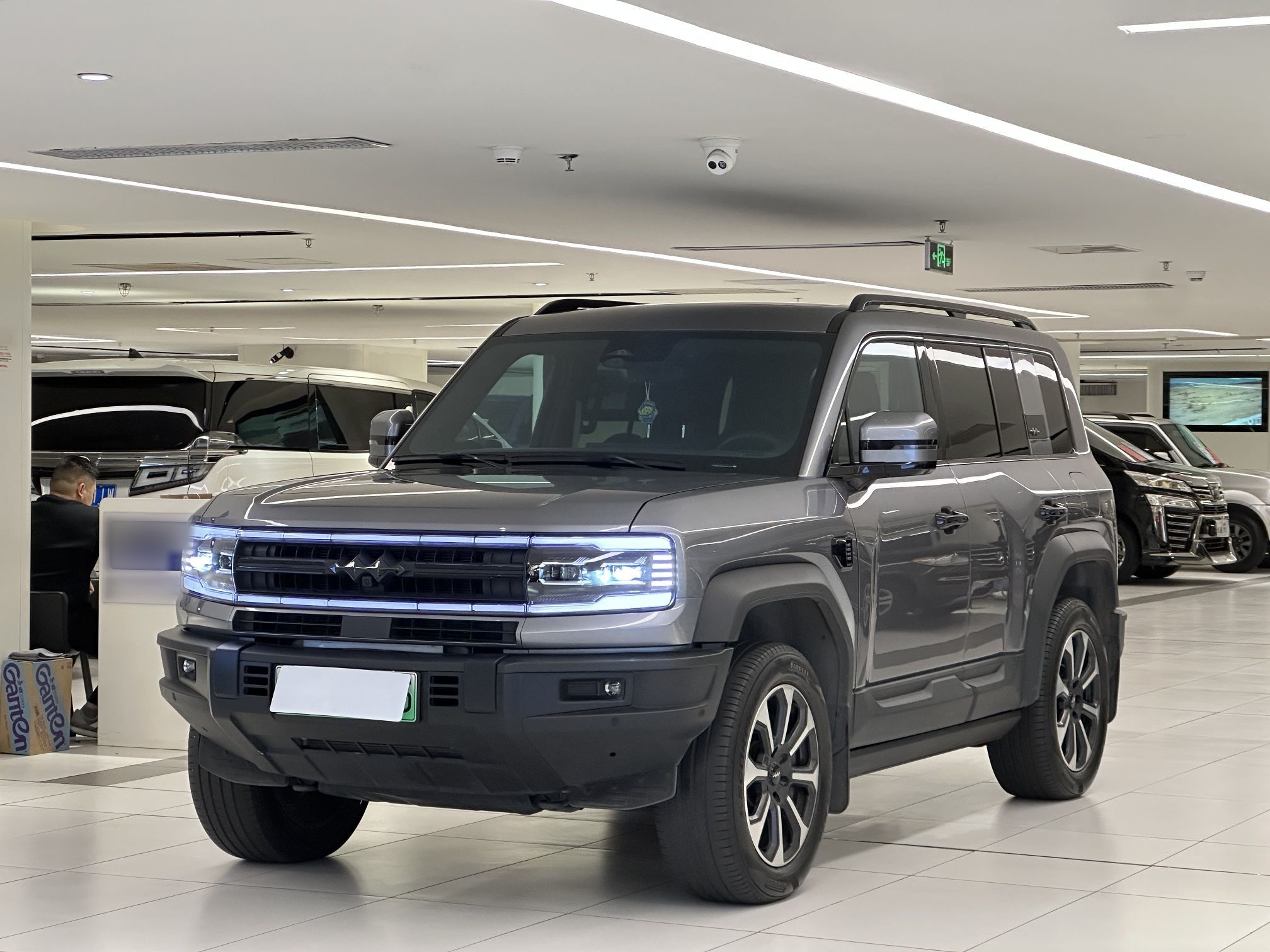 Под передней частью автомобиля