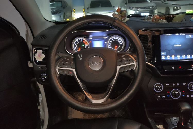 Used Jeep Cherokee 2019 2.0T Two-Wheel Drive Smart Enjoyment Version China V
