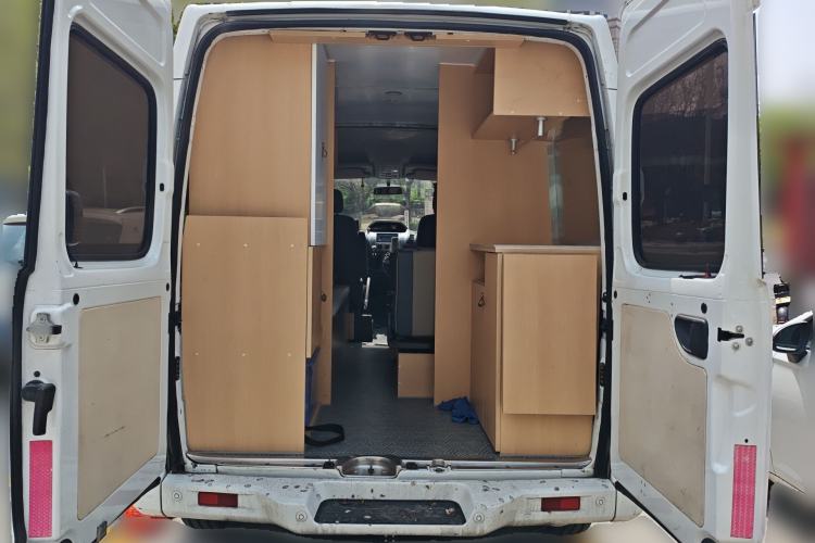 Used SAIC MAXUS Xintu V80 2017 2.5T 6-Speed Manual Aoyuntong National V Short Wheelbase Mid-Height 5/6/10-Seater
