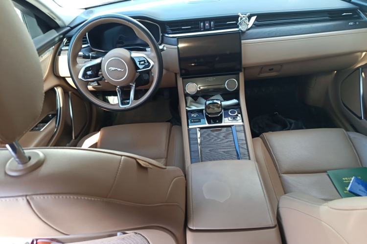 Used Jaguar XFL 2021 XFL 2.0T P250 Two-Wheel-Drive Luxury Deluxe Edition Center Console