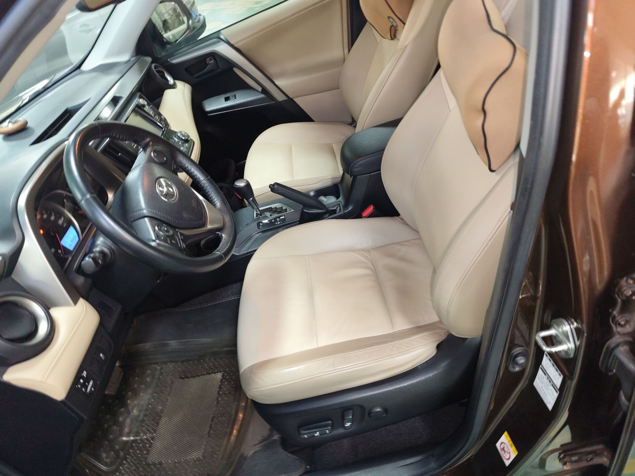 المقاعد الأمامية داخل السيارة