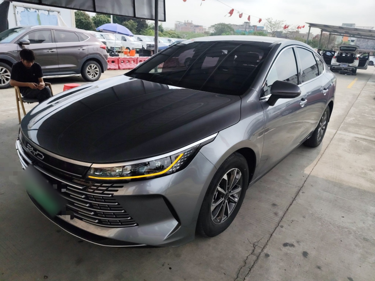 تحت مقدمة السيارة