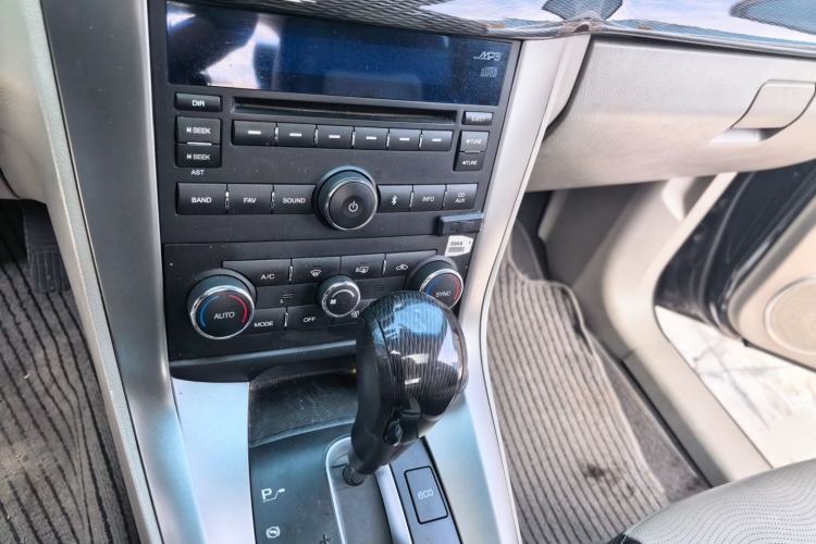 Used Chevrolet Captiva 2014 2.4L 4x4 Luxury Edition 5 Seats Audio And AC Panel