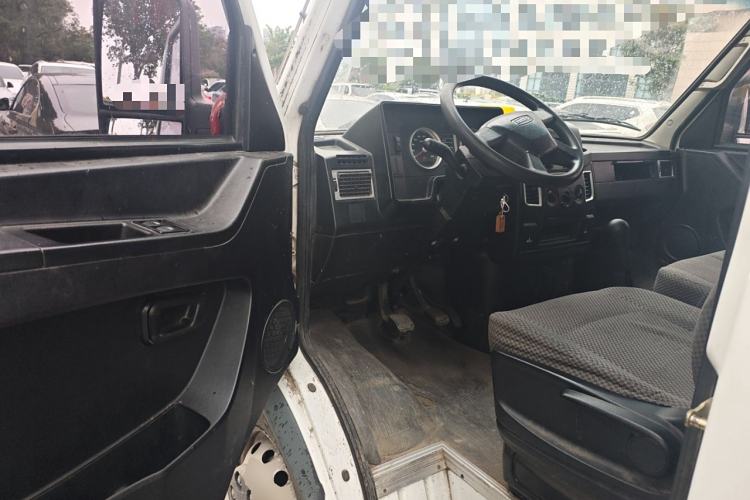 Used Iveco Daily 2020 2.8T V35 Box Truck with Dual Tires Mid-Roof Design 3 Seats Emission Standard China V
