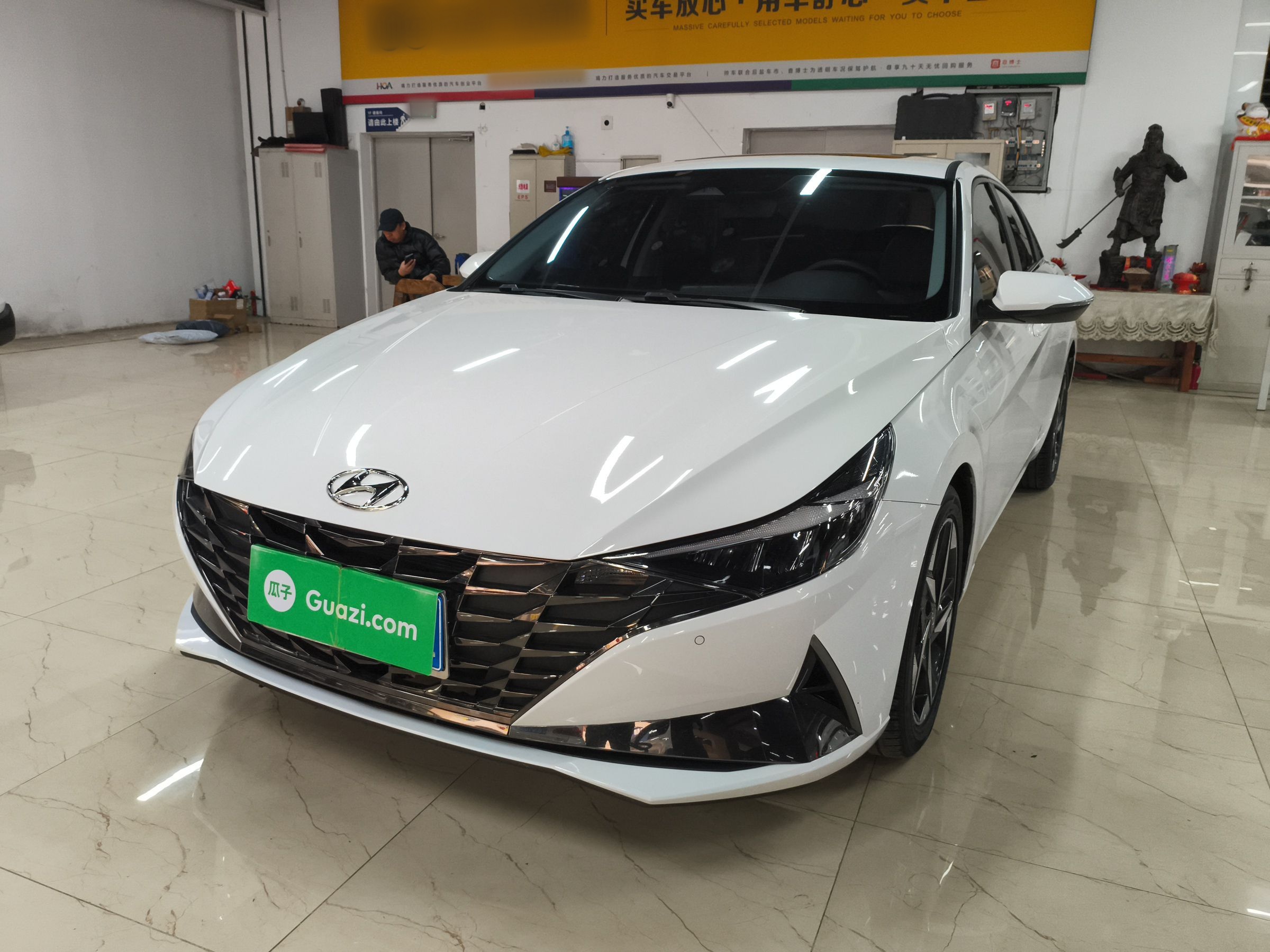 تحت مقدمة السيارة