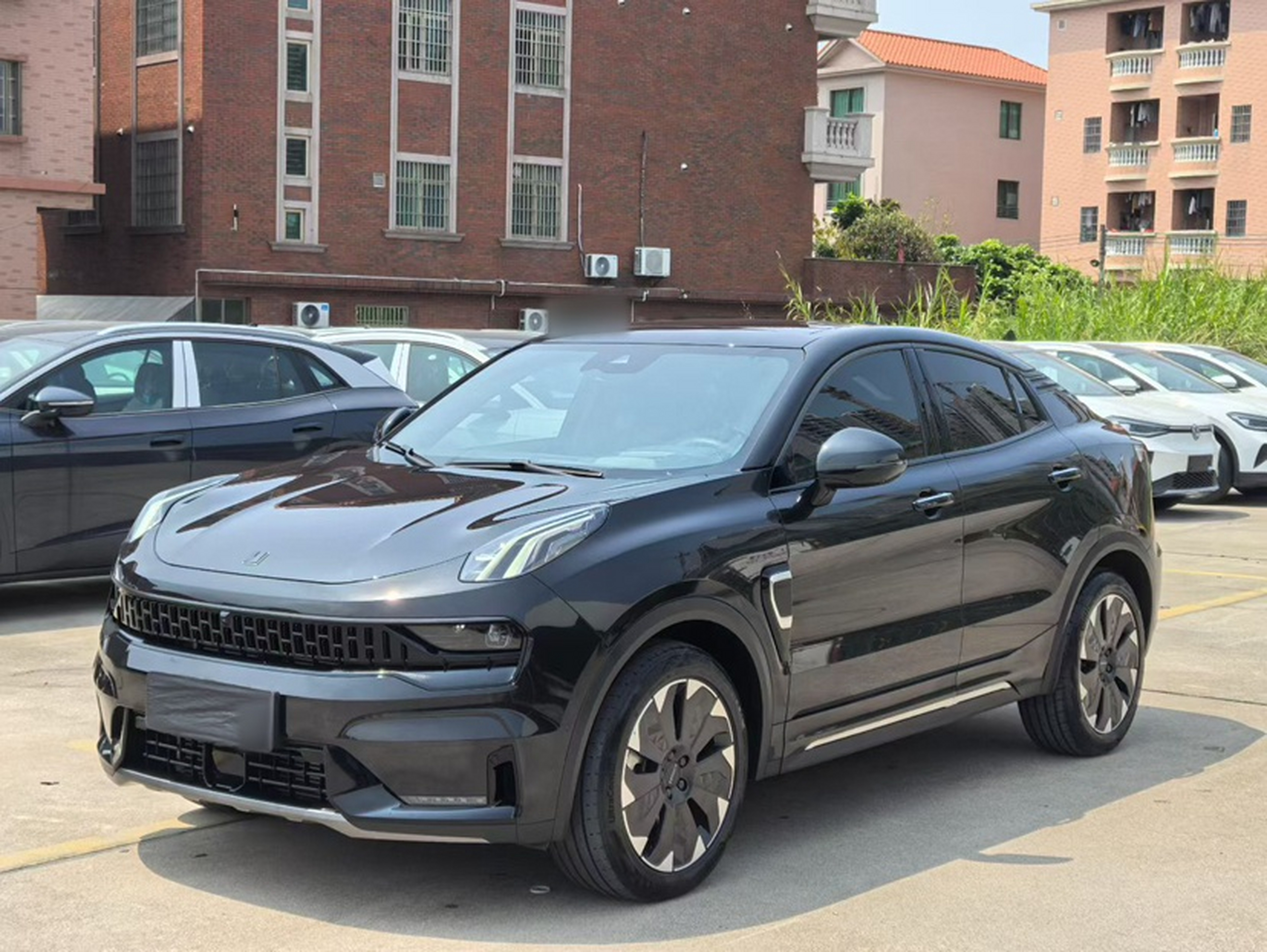 Под передней частью автомобиля