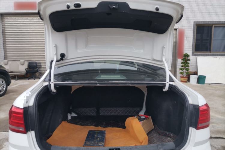 Used Volkswagen Lavida 2015 1.6L Automatic Comfort Edition Trunk