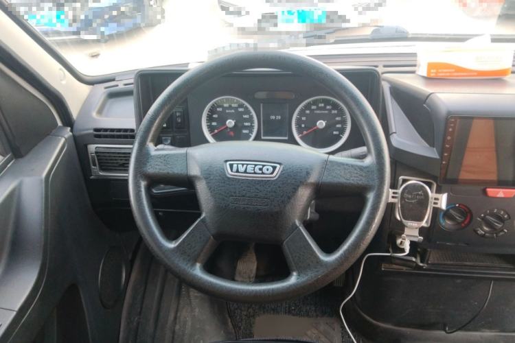 Used Iveco Daily 2021 2.5T A35 M1 Passenger Van 5-9 Seater Short Wheelbase Mid-Roof Design Dual Tires Manual Doors