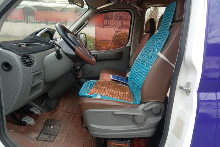 Used SAIC MAXUS Xintu V80 2016 2.5T Manual Aoyuntong National IV Short Wheelbase Mid-Roof 6-Seater
