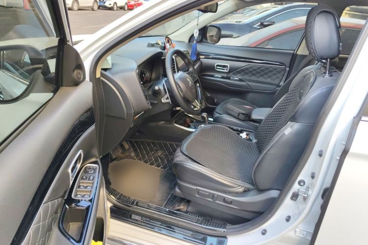 Used Mitsubishi Outlander 2021 2.4L 4x4 Zhi Xiang Edition 7 Seats
