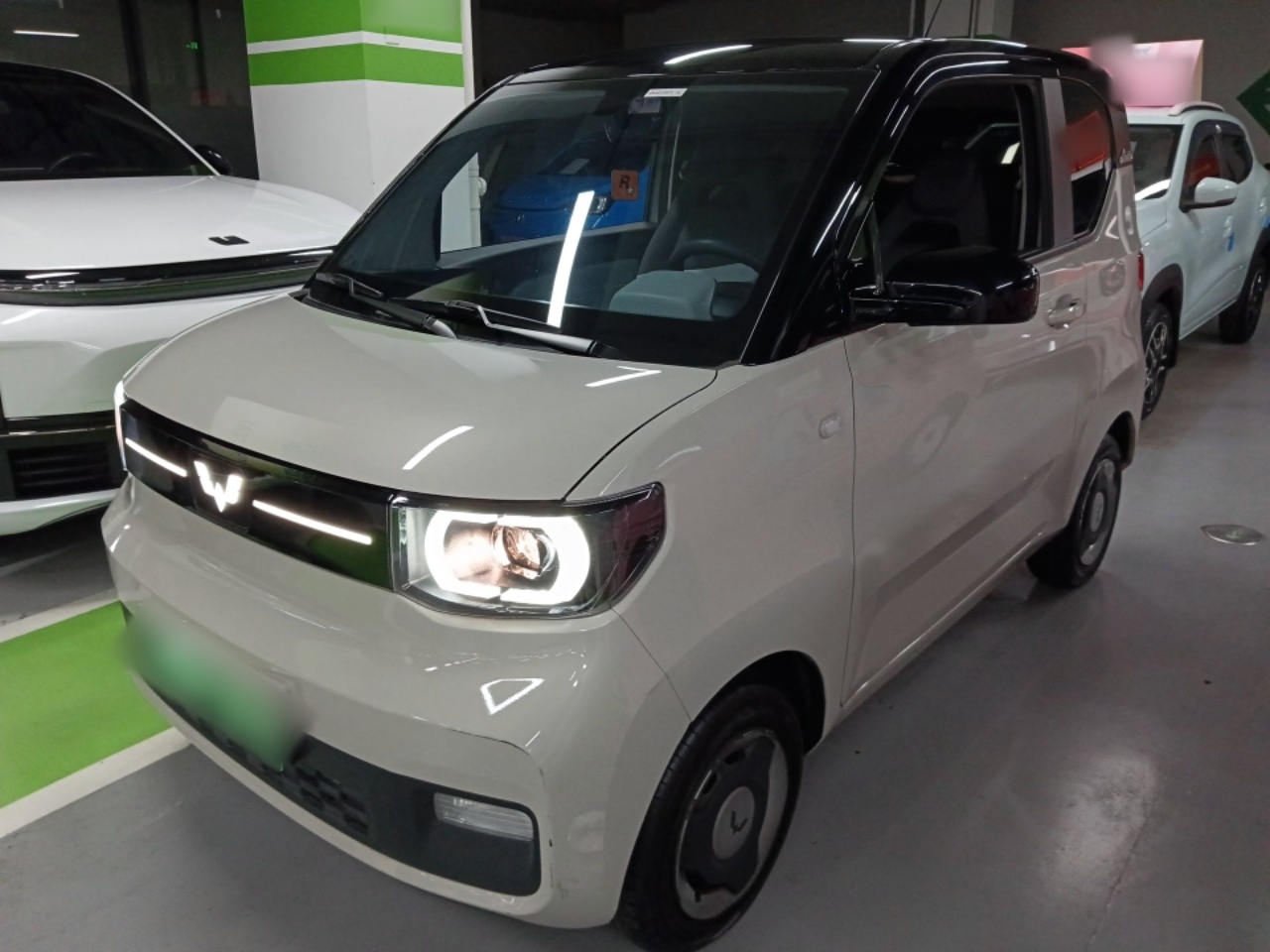 Под передней частью автомобиля