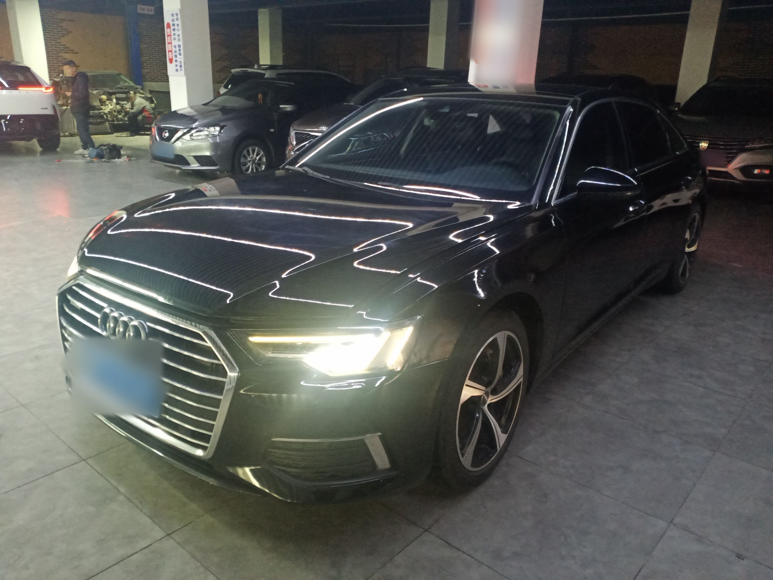 تحت مقدمة السيارة