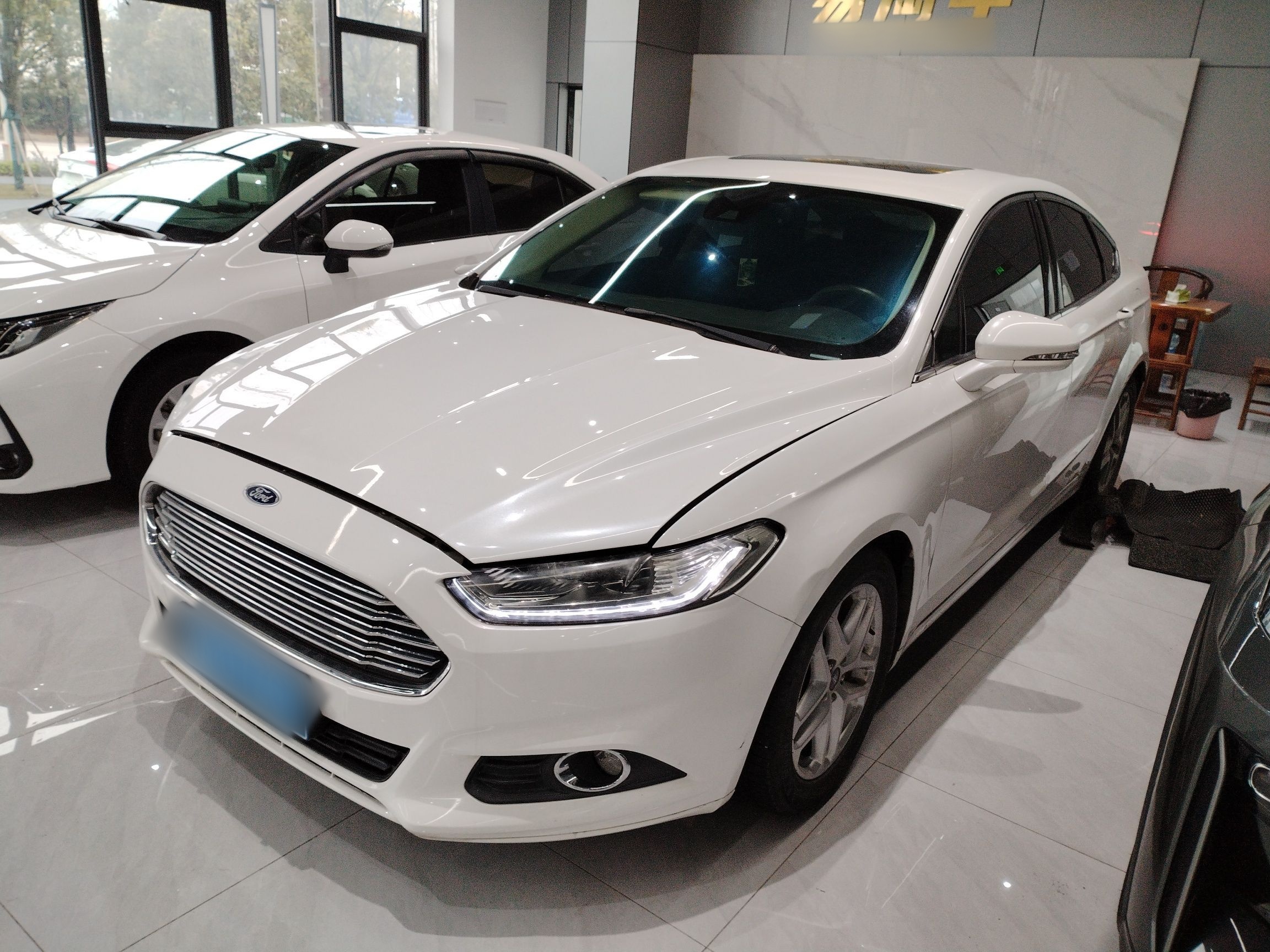 تحت مقدمة السيارة